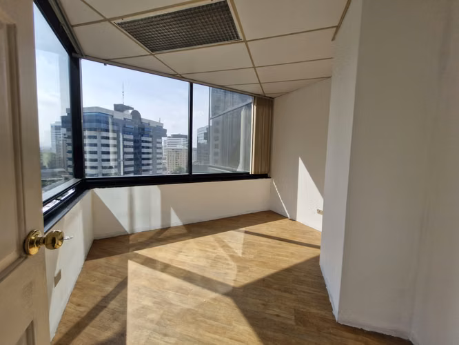 Oficina en renta Pent House de edificio en zona 10.