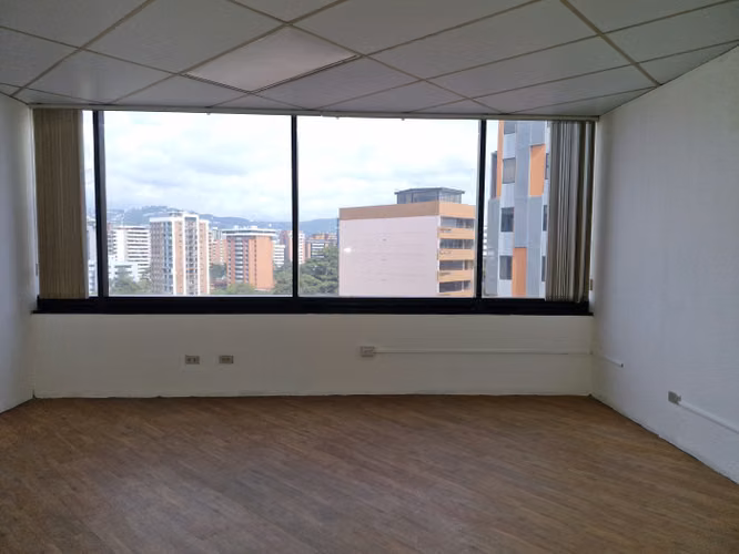 Oficina en renta Pent House de edificio en zona 10.