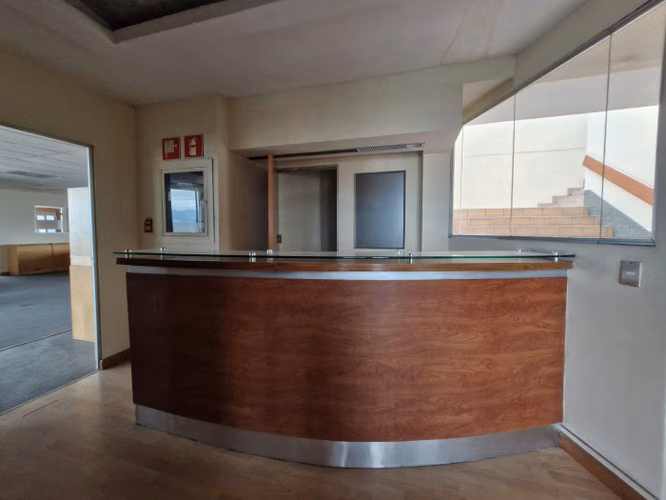 Oficina en renta Pent House de edificio en zona 10.