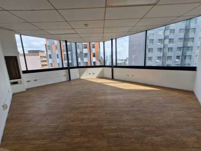 Oficina en renta Pent House de edificio en zona 10.