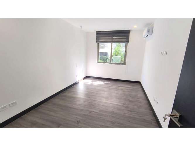 APARTAMENTO EN VENTA CON JARDÍN – EDIFICIO IRIDIA | ZONA 13 - Imagen 7