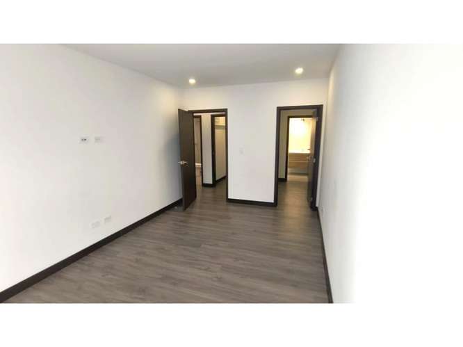APARTAMENTO EN VENTA CON JARDÍN – EDIFICIO IRIDIA | ZONA 13 - Imagen 8
