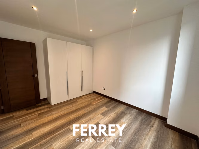 Zona 10, apartamento grande, espacios amplios