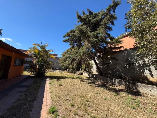 Casa con terreno amplio en Pinares de San Cristóbal 2 Mixco