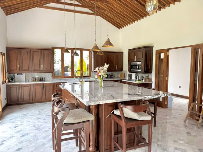 Exclusiva Casa con piscina en Panorama a 5 minutos de Antigua | Increible vista al volcán - Imagen 6
