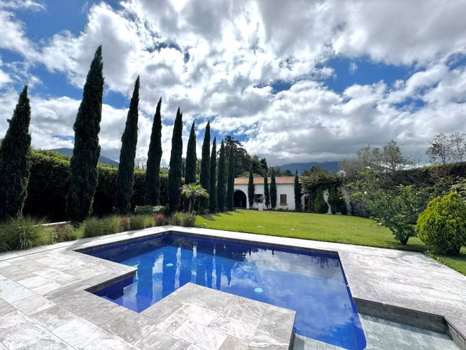 Exclusiva Casa con piscina en Panorama a 5 minutos de Antigua | Increible vista al volcán - Imagen 2
