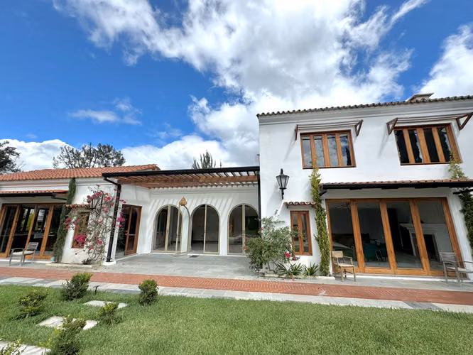 Exclusiva Casa con piscina en Panorama a 5 minutos de Antigua | Increible vista al volcán - Imagen 4