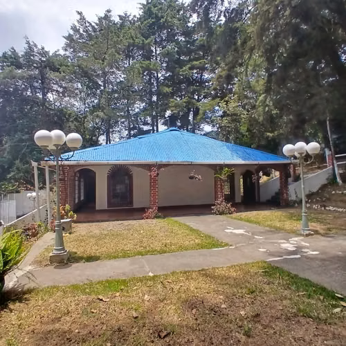 Amplia Casa con Uso de Suelo Comercial en Renta en San Lucas Sacatepéquez - Imagen 5