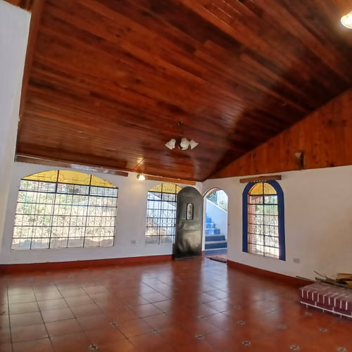 Amplia Casa con Uso de Suelo Comercial en Renta en San Lucas Sacatepéquez - Imagen 3