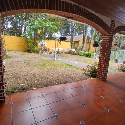 Amplia Casa con Uso de Suelo Comercial en Renta en San Lucas Sacatepéquez - Imagen 8