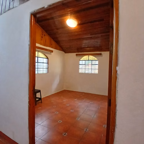 Amplia Casa con Uso de Suelo Comercial en Renta en San Lucas Sacatepéquez - Imagen 4