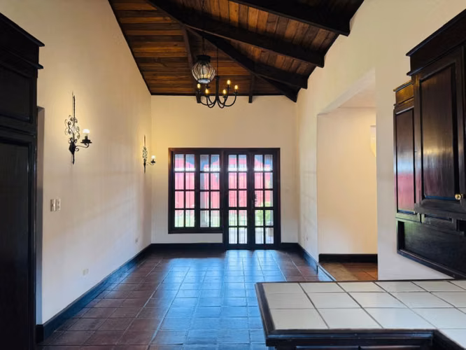 Venta de hermosa casa en exclusivo residencial – San Pedro El Panorama, cerca de Antigua Guatemala - Imagen 6
