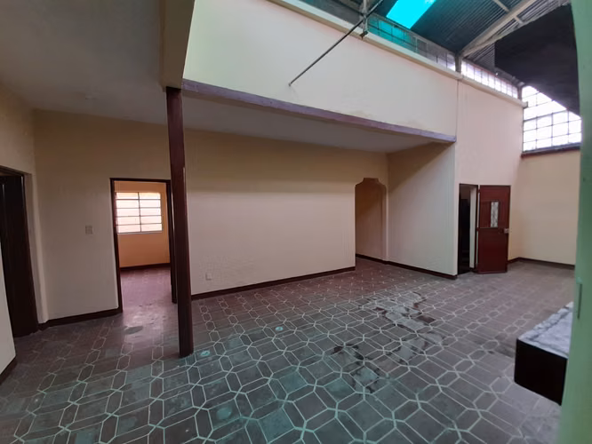 PROPIEDAD EN ZONA 8 DE 2 NIVELES , 10 HABITACIONES Y TERRAZA | EXCELENTE INVERSIÓN - Imagen 2