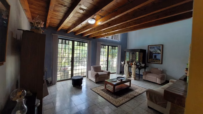 CASA RESIDENCIAL CON PISCINA EN SAN JUAN SACATEPEQUEZ