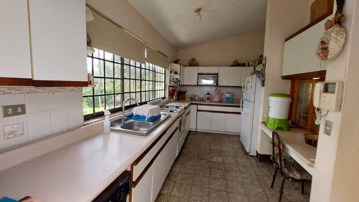CASA RESIDENCIAL CON PISCINA EN SAN JUAN SACATEPEQUEZ