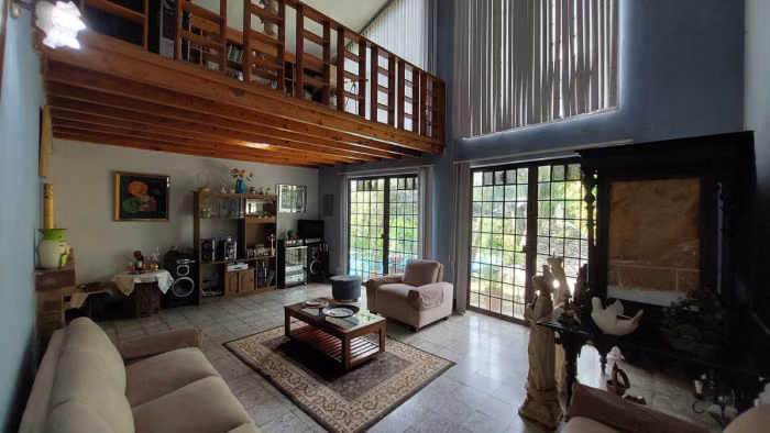 CASA RESIDENCIAL CON PISCINA EN SAN JUAN SACATEPEQUEZ