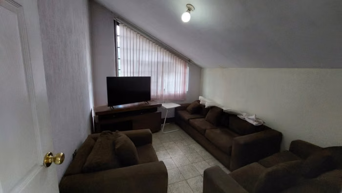 CASA RESIDENCIAL CON PISCINA EN SAN JUAN SACATEPEQUEZ