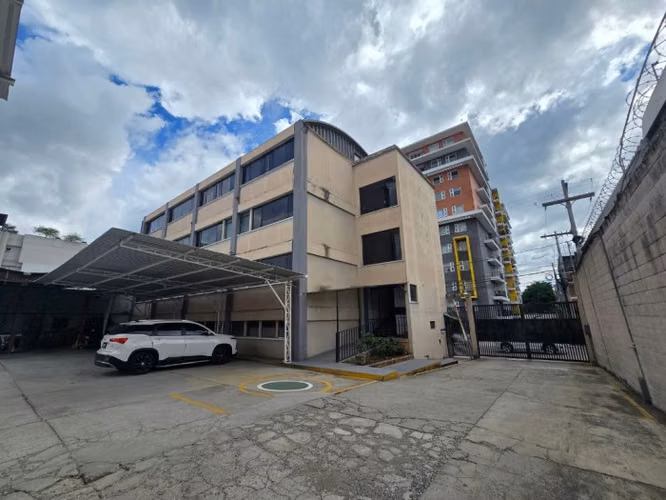 Rento oficina de 132mts en zona 11