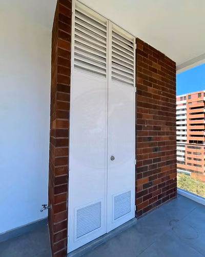 Apto. Lujo 2 Hab con Balcón en Echo Torre II, Zona 14 | Venta y Renta
