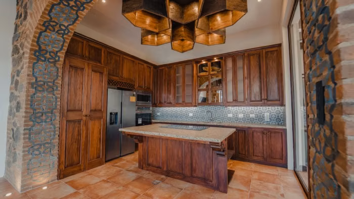 VENTA DE HERMOSA PROPIEDAD EN EXCLUSIVO RESIDENCIAL CERCA DE ANTIGUA GUATEMALA - Imagen 4