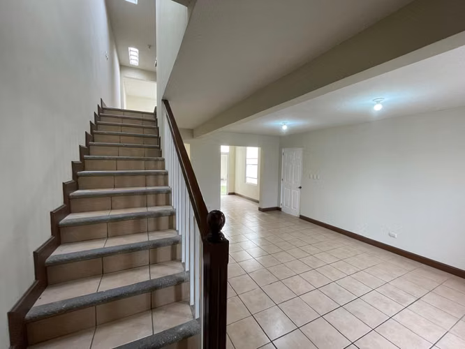 Linda casa en Condado el Naranjo Zona 4 de Mixco de 4 Habitaciones