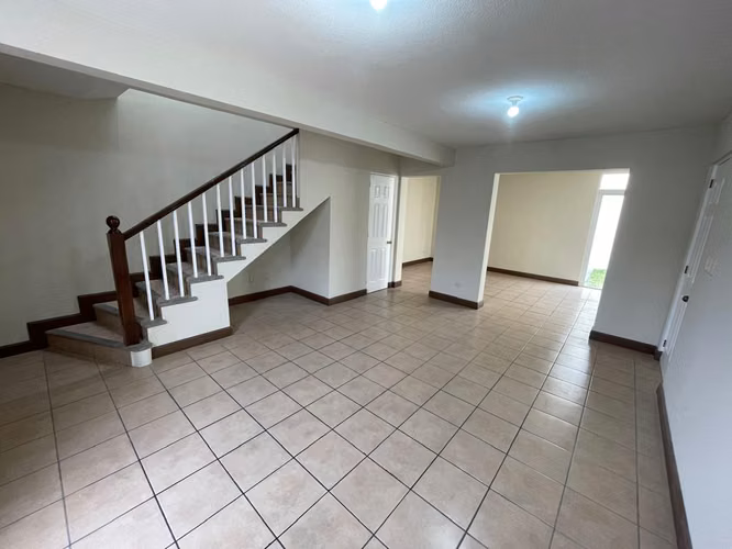 Linda casa en Condado el Naranjo Zona 4 de Mixco de 4 Habitaciones