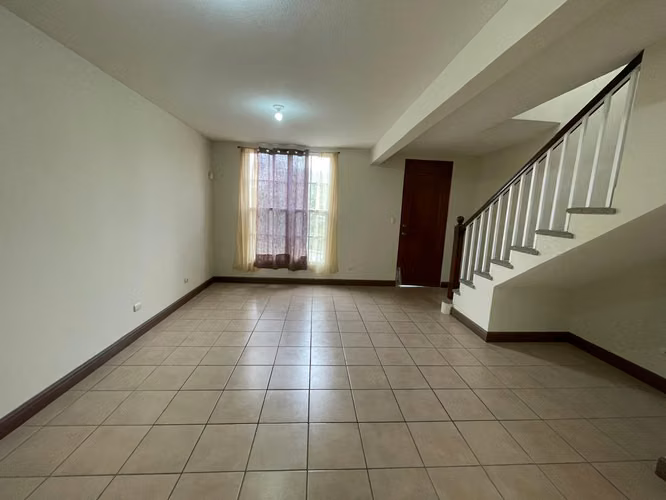 Linda casa en Condado el Naranjo Zona 4 de Mixco de 4 Habitaciones