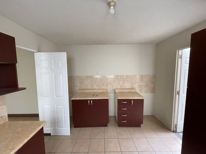 Linda casa en Condado el Naranjo Zona 4 de Mixco de 4 Habitaciones