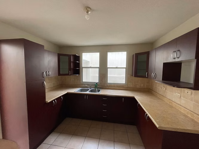 Linda casa en Condado el Naranjo Zona 4 de Mixco de 4 Habitaciones