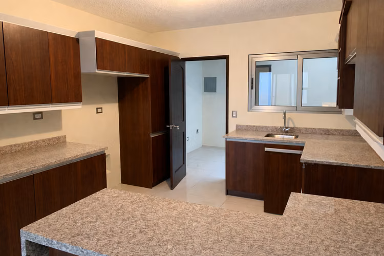 ZONA 16 HACIENDA REAL VENDO CASA 3 DORMITORIOS 4 PARQUEOS Q2,300,000 - Imagen 3