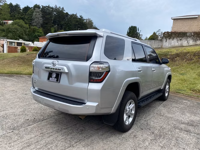 Toyota 4Runner SR5 4x2 Automática de Agencia Modelo 2022