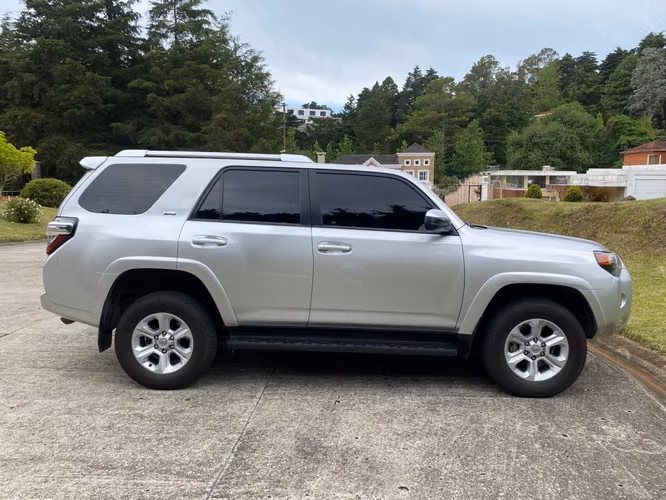 Toyota 4Runner SR5 4x2 Automática de Agencia Modelo 2022