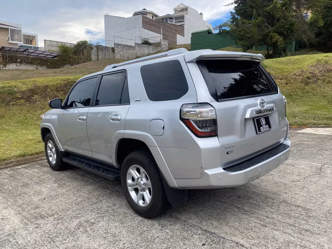 Toyota 4Runner SR5 4x2 Automática de Agencia Modelo 2022