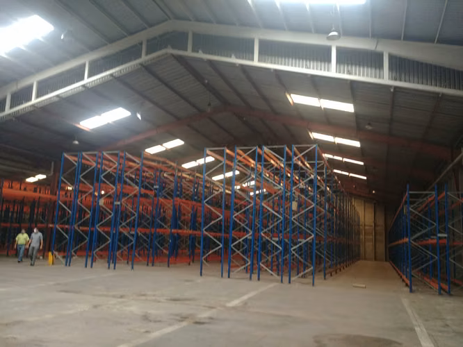 ALQUILO BODEGA SOBRE ATANASIO TZUL Z.12 CON 10 ANDES DE CARGA