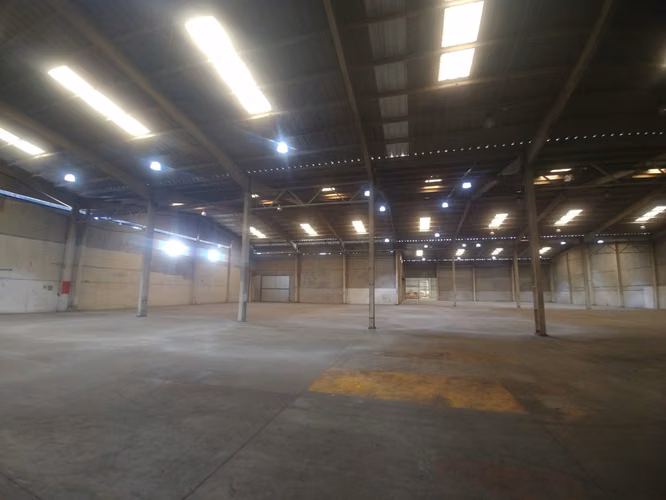 ALQUILO BODEGA SOBRE ATANASIO TZUL Z.12 CON 10 ANDES DE CARGA
