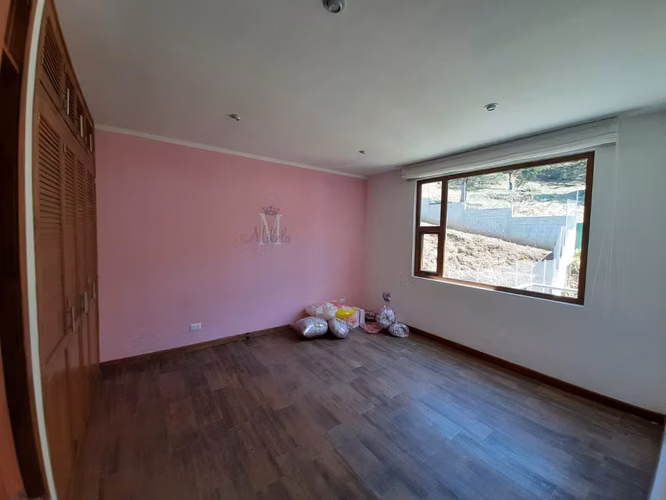HERMOSA CASA FAMILIAR EN RENTA EN ALTO VALLE  – 4 Habitaciones, Jardín y Chimenea