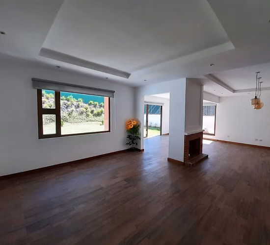 HERMOSA CASA FAMILIAR EN RENTA EN ALTO VALLE  – 4 Habitaciones, Jardín y Chimenea