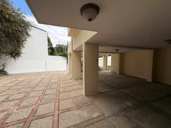 Casa para vivienda en alquiler en zona 10, dentro de garita - Imagen 3