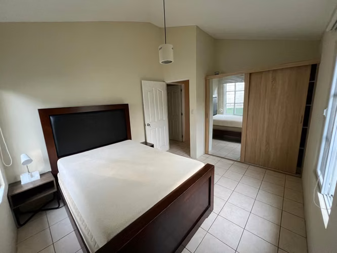 AMPLIA CASA EN ESQUINA EN VENTA con Jardín y Pérgola – Villa Venetto - Imagen 13