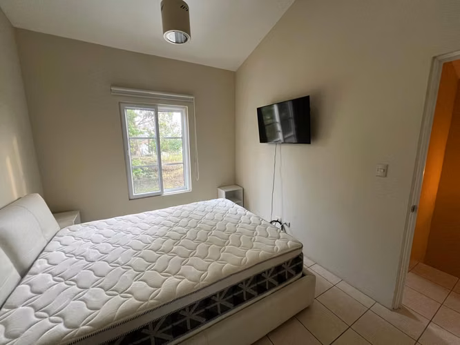 AMPLIA CASA EN ESQUINA EN VENTA con Jardín y Pérgola – Villa Venetto - Imagen 12
