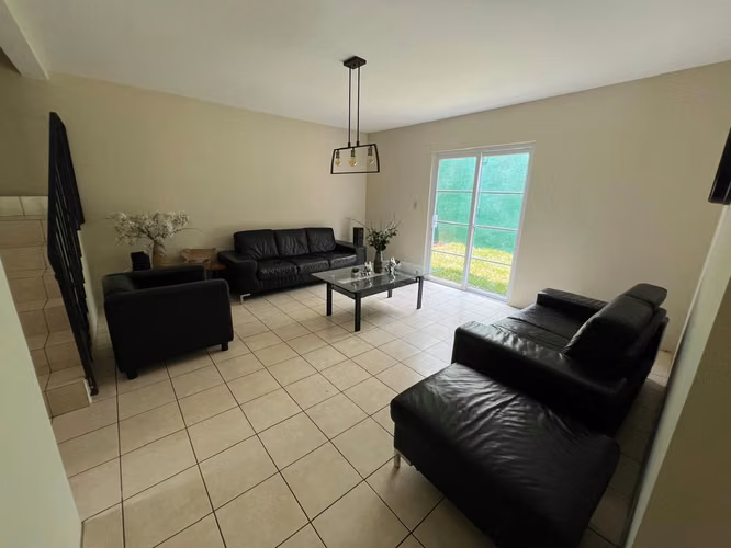 AMPLIA CASA EN ESQUINA EN VENTA con Jardín y Pérgola – Villa Venetto - Imagen 9