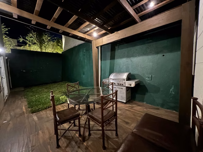Spacious Corner Home with Garden & Pergola – Villa Venetto