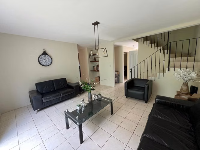 AMPLIA CASA EN ESQUINA EN VENTA con Jardín y Pérgola – Villa Venetto - Imagen 8