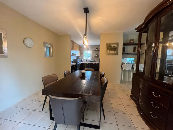 AMPLIA CASA EN ESQUINA EN VENTA con Jardín y Pérgola – Villa Venetto - Imagen 15