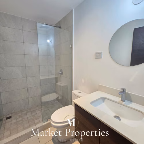 Apartamento en venta en zona 10 de 2 habitaciones + 82 m²