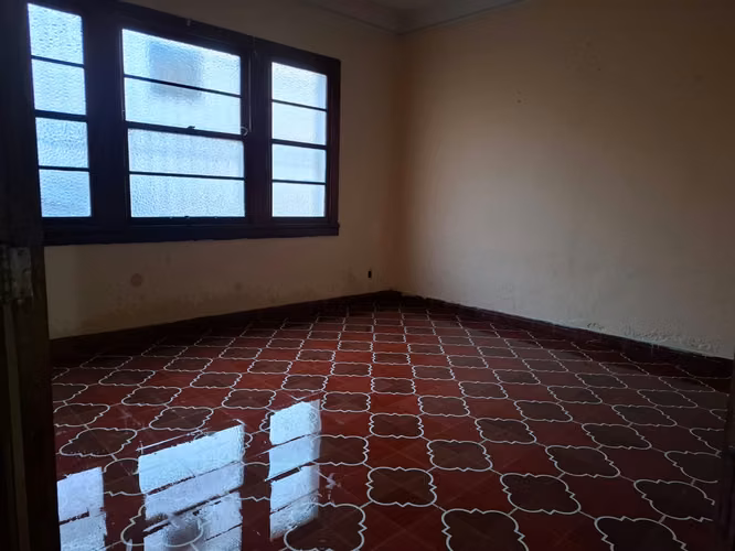 VENDO AMPLIA CASA CON MÚLTIPLES AMBIENTES EN ZONA 1