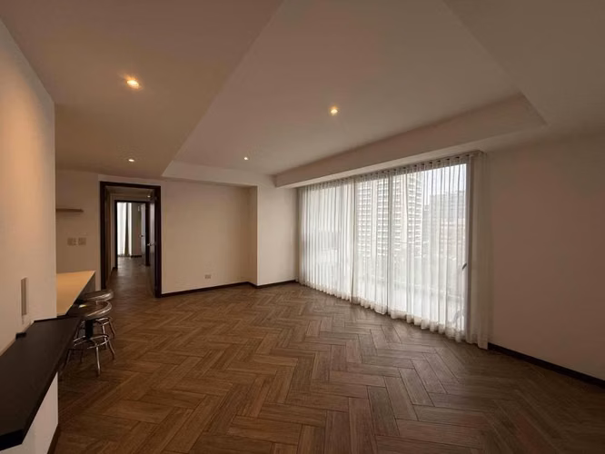Zona 10 Edificio Naori excelente ubicación 3 habitaciones más servicio
