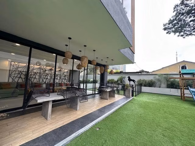 Zona 10 Edificio Naori excelente ubicación 3 habitaciones más servicio