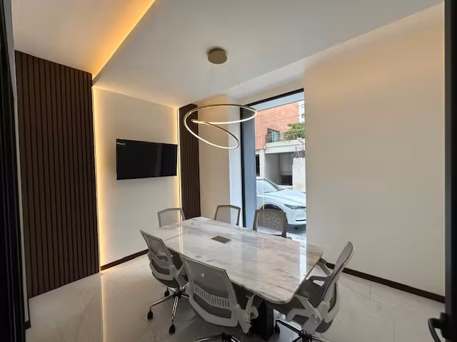 Zona 10 Edificio Naori excelente ubicación 3 habitaciones más servicio