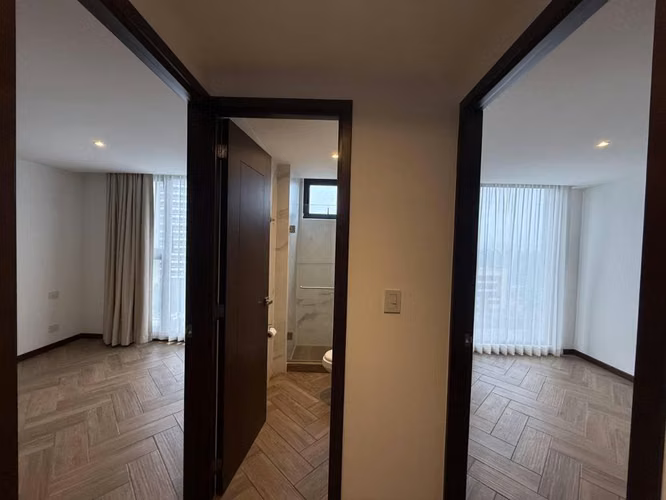 Zona 10 Edificio Naori excelente ubicación 3 habitaciones más servicio